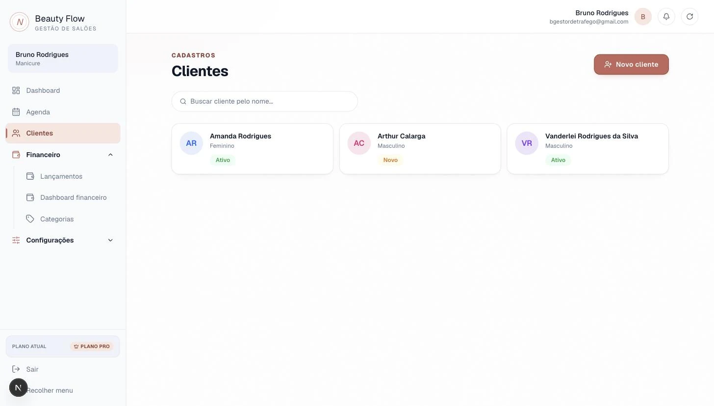 Lista de clientes no Beauty Flow, com busca por nome e status